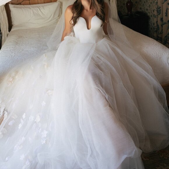Vera Wang Alexa Wedding Gown - Picture 1 of 7